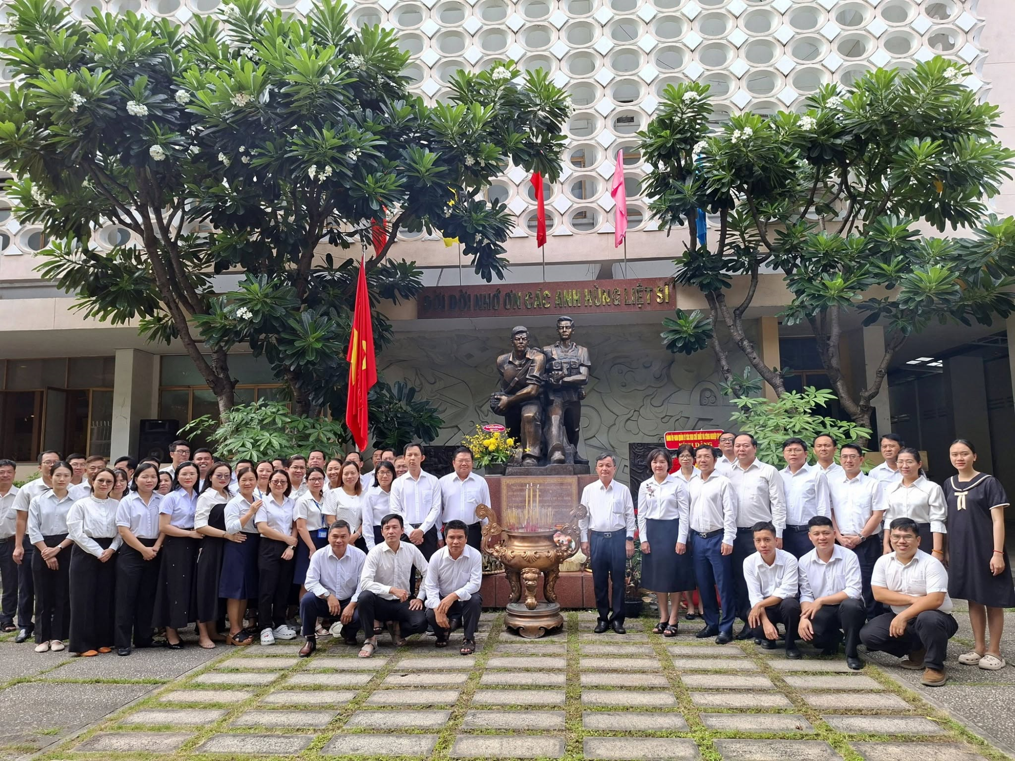 DÂNG HƯƠNG TẠI ĐÀI TƯỞNG NIỆM “BIỆT ĐỘNG THÀNH ĐÁNH ĐÀI PHÁT THANH SÀI GÒN NĂM 1968” KỶ NIỆM NGÀY THƯƠNG BINH - LIỆT SĨ
